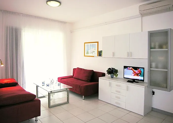 Daire Pine Wood Bibione